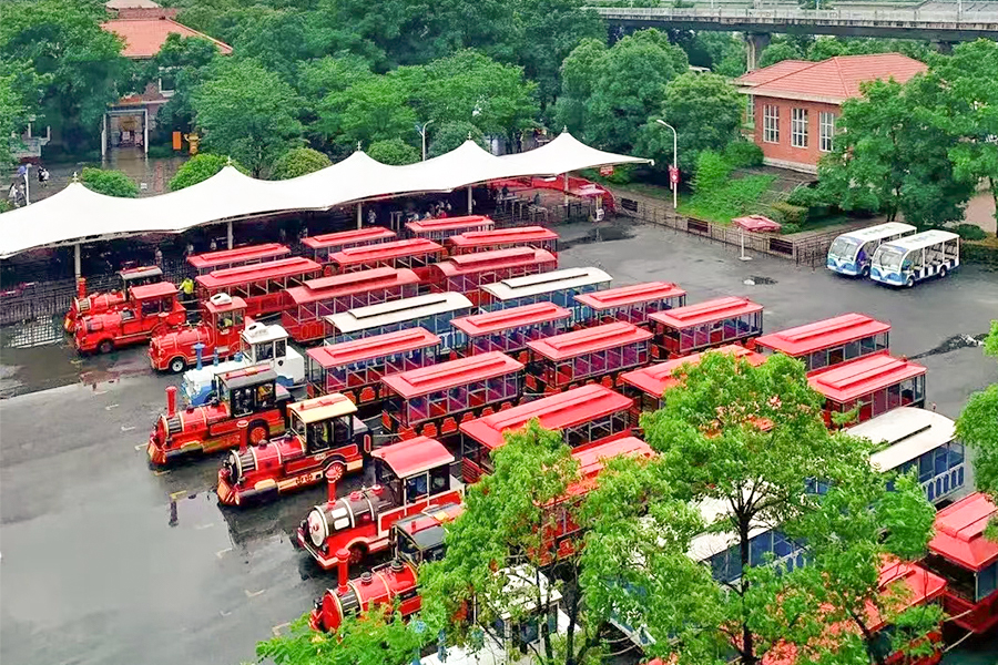 Tren turistic mare și elegant, semi-închis, cu 24 de locuri