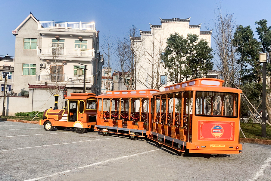 Tren turistic mare de tip tramvai fără șine