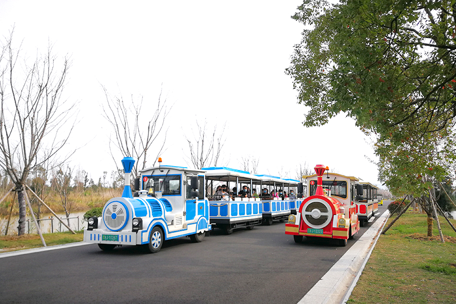 Vagon semi-închis cu 20 de locuri, tren turistic mare și clasic, fără șine