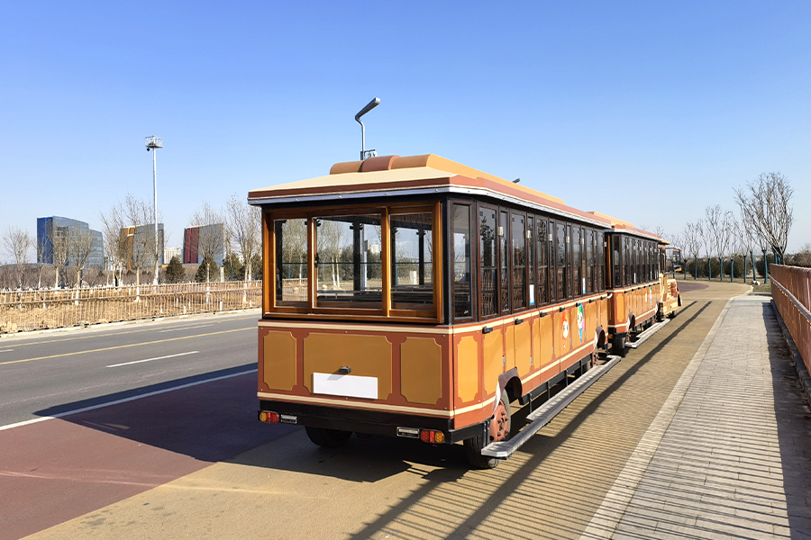 28 de trenuri turistice elegante, la scară largă, fără șine, în vagoane închise