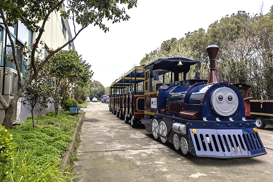 Tren clasic de croazieră în parc cu 9 locuri