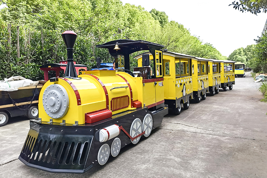 Tren clasic cu 4 locuri din seria de croazieră în parc