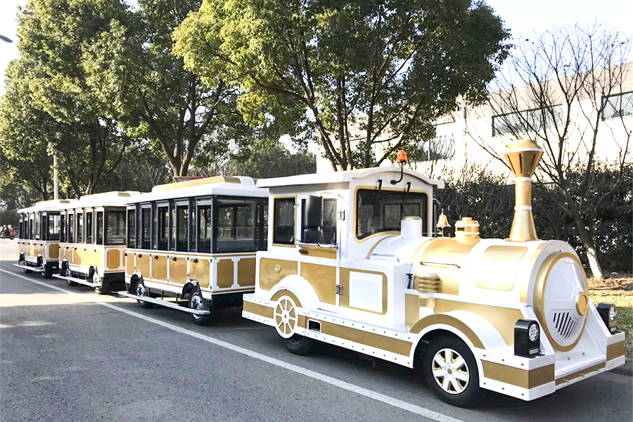 Trenuri turistice elegante, la scară largă, fără șine, cu 20 de locuri, în vagoane închise