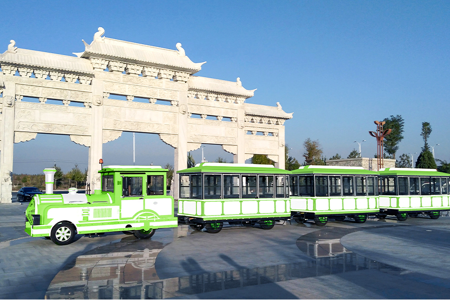 Trenuri turistice elegante, la scară largă, fără șine, cu 20 de locuri, în vagoane închise