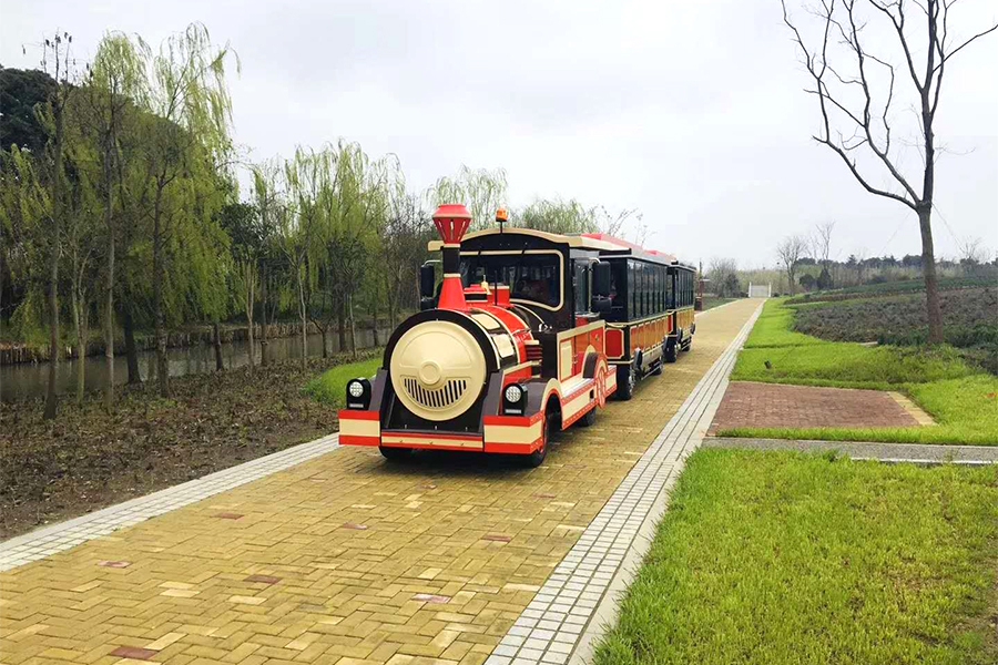 28 de trenuri turistice elegante, la scară largă, fără șine, în vagoane închise